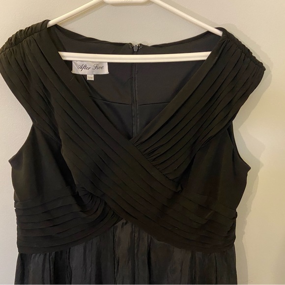 Elegant evening dress - Picture 2 of 5